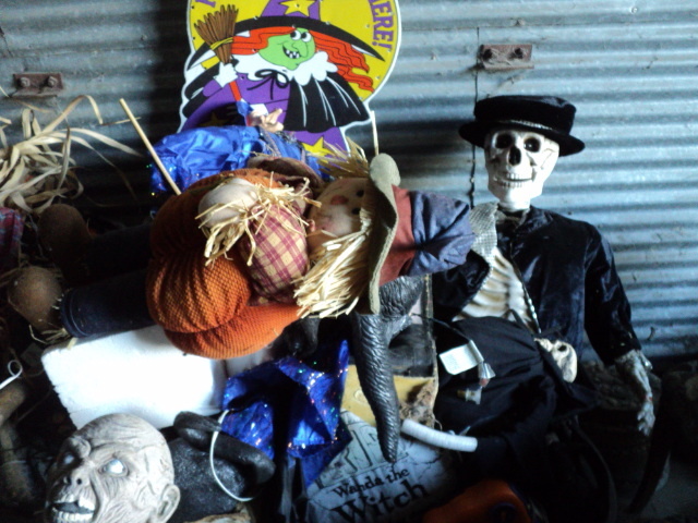 lot 48 image: pallet of Halloween dcor...
