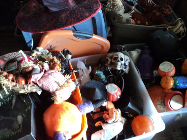 lot 49 image: pallet of Halloween dcor...