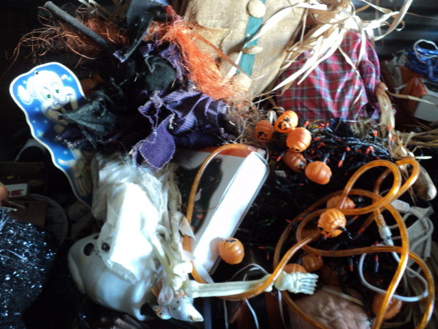 lot 50 image: pallet of Halloween dcor...