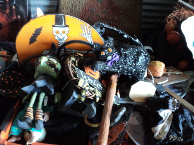 lot 51 image: pallet of Halloween dcor...