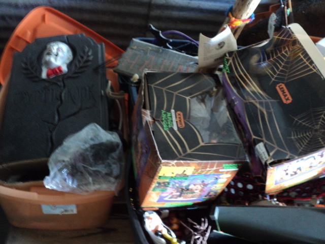 lot 52 image: pallet of Halloween dcor...