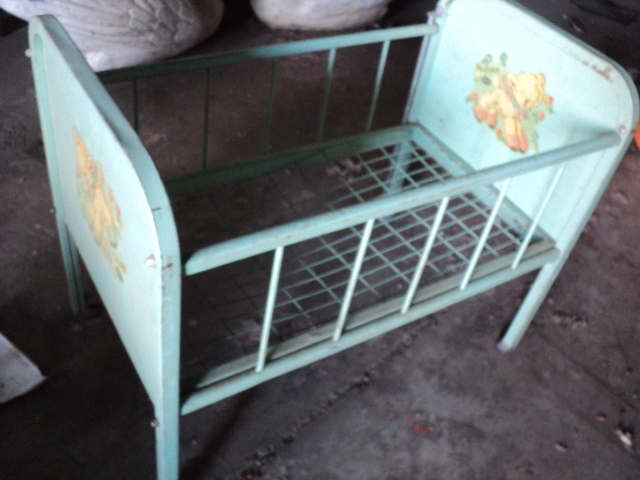 lot 81 image: metal doll crib...