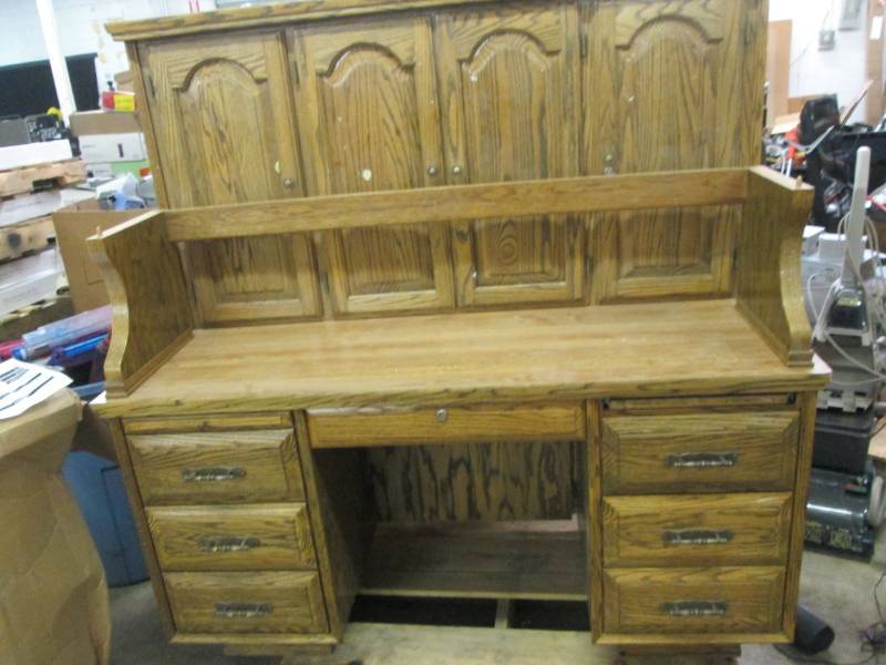 lot 66 image: Large Office Desk with Hutch Top...