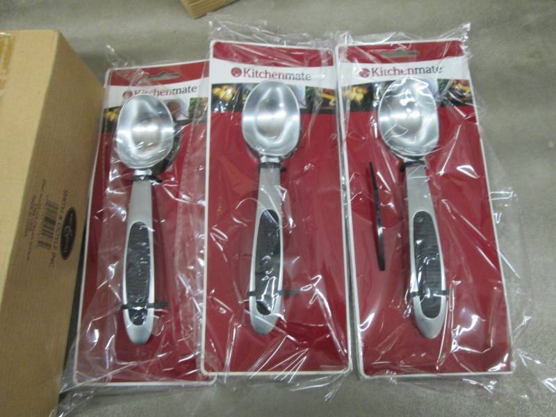 lot 114 image: Lot of 3 Kitchenmate Zinc Alloy Ice...