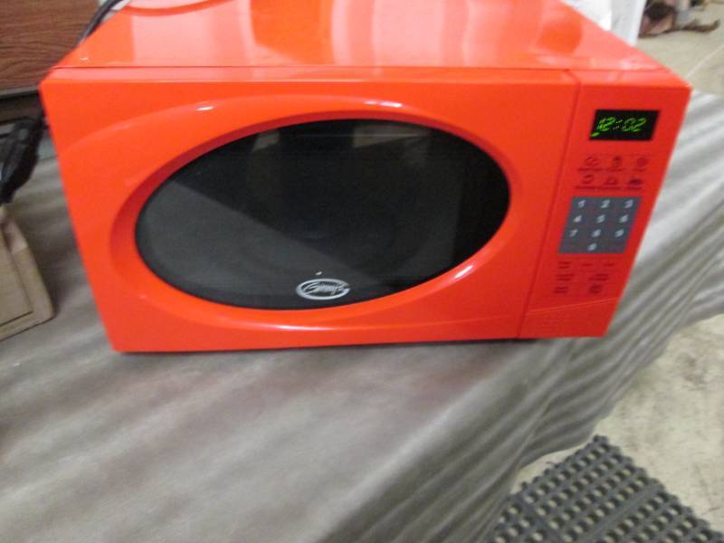 lot 173 image: Ginnys Brand .9 Cubic Foot Microwa...