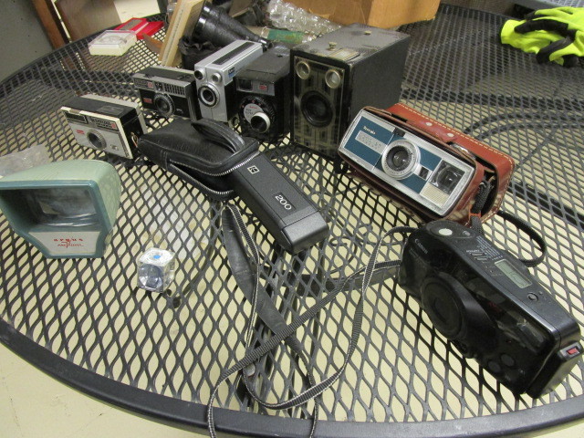 LOT OF VINTAGE CAMERAS