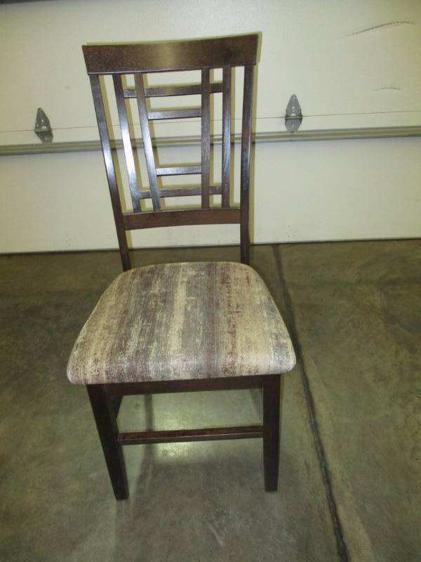 lot 1 image: RV Kitchen Table Chair