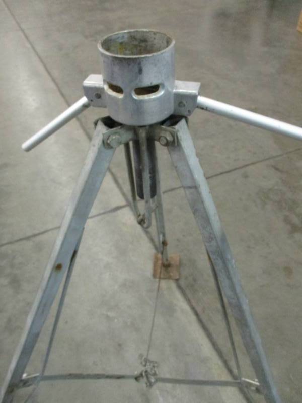 lot 41 image: Used 5th Wheel Tripod
