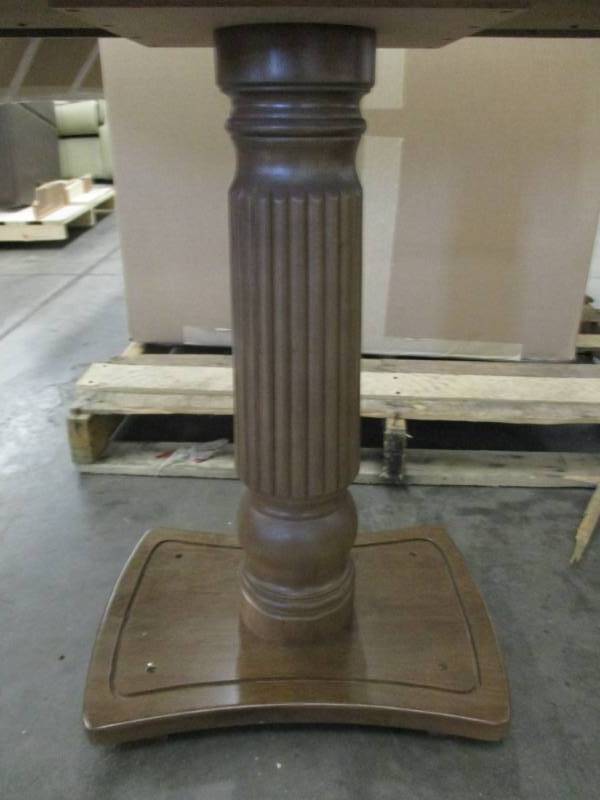 lot 60 image: RV Table WLeaf