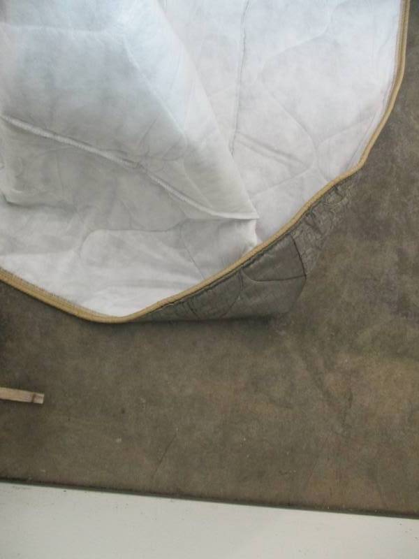 lot 87 image: RV Mattress Comforter