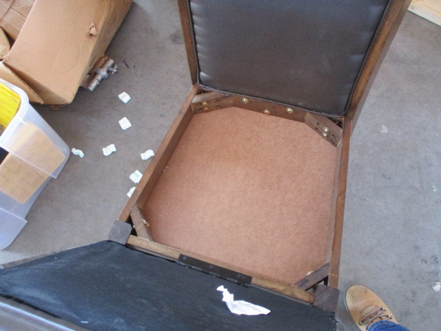 lot 250 image: RV Dinette Chair