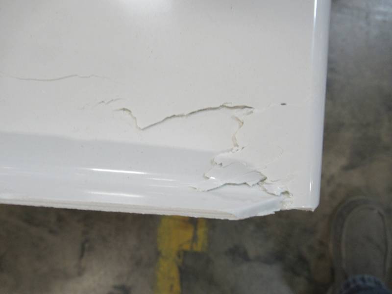 lot 100 image: Sterling Performa 60-in White with Left-Hand Drain 71041810-0 - Cracked