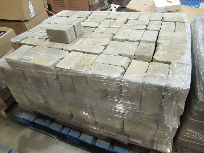 lot 17 image: Pallet of Edging Stone. 3.5 X 3.5 X 7 Approximately 300