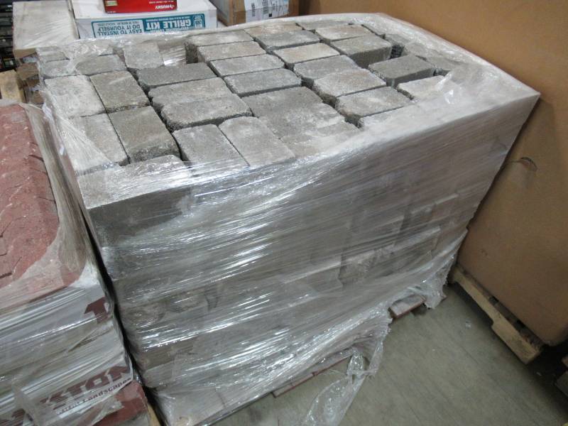 lot 12 image: SplitRock Small 3.5 in. x 3.5 in. x 7 in. Yukon Concrete Garden Wall Block Approximately (280 Pcs.  24.5 Face ft.  Pallet)