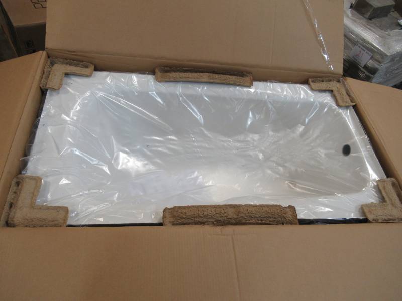 lot 97 image: American Standard Cambridge 5 ft. x 32 in. Left Drain Soaking Tub in White