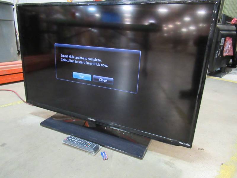 lot 5 image: Samsung UN40EH5300 40-Inch 1080p 60Hz LED HDTV SMART - SLIGHT SCRATCHES ON SCREEN