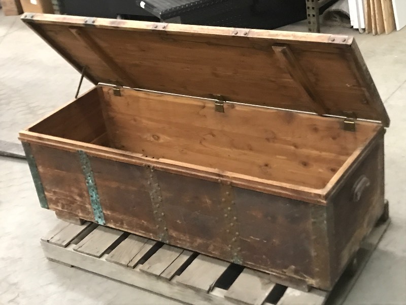 lot 14 image: 5ft Wooden Chest