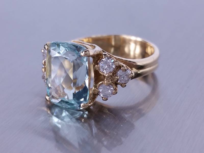 lot 4 image: Museum Quality Natural Aqua & Diamond Estate Ring in 18k Gold