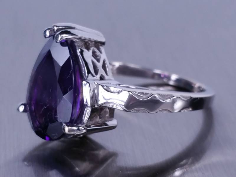 lot 5 image: Purple Sapphire Ring in 18k Gold