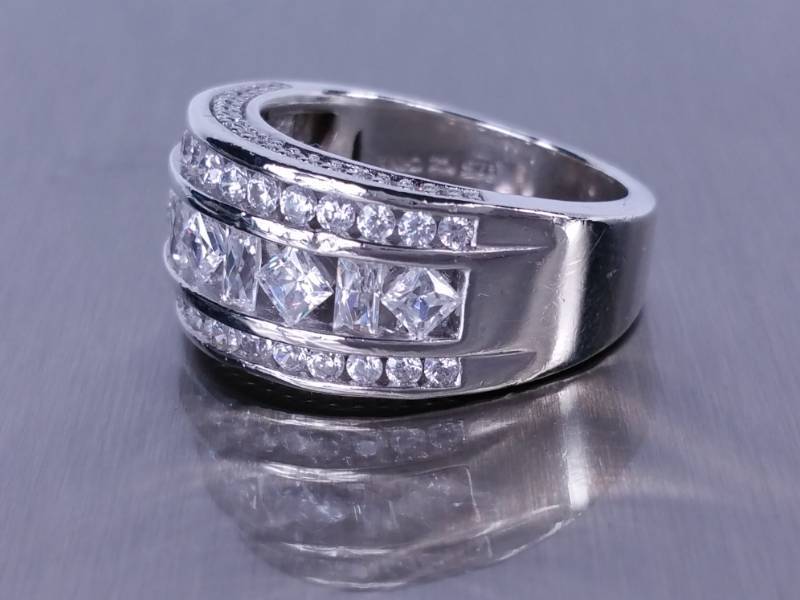 lot 9 image: Gorgeous Verragio Signed Designer Ring