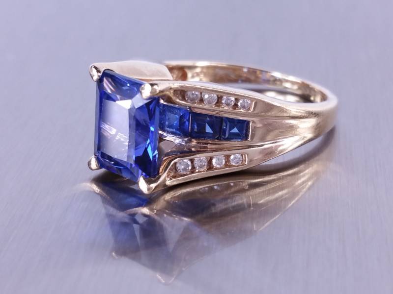 lot 11 image: 5ct Custom Sapphire & Diamond Ring in Solid Yellow Gold