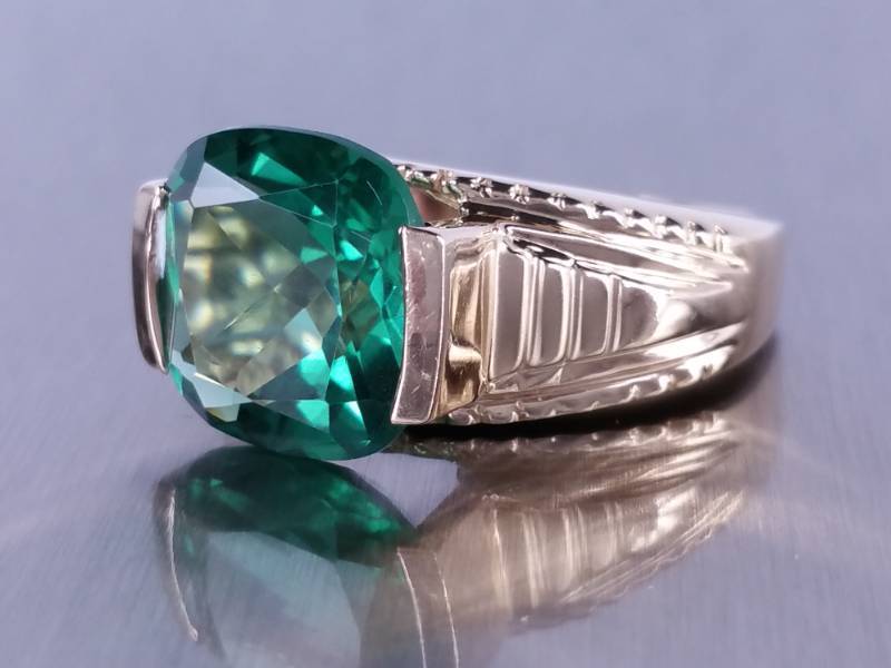 lot 15 image: Beautiful 8ct Green Tourmaline Estate Ring in Solid Yellow Gold