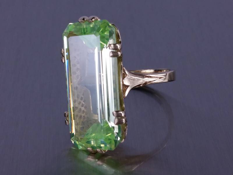 lot 17 image: Rare Neon Tourmaline Estate Ring in Solid Yellow Gold