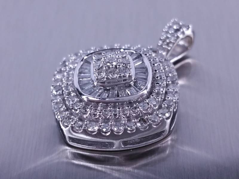lot 18 image: Beautiful Diamond Pendant in 14k Gold