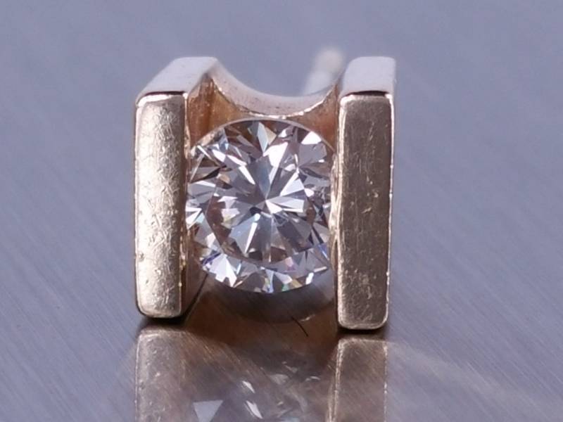 lot 21 image: Beautiful Diamond Stud Earrings in 14k Gold