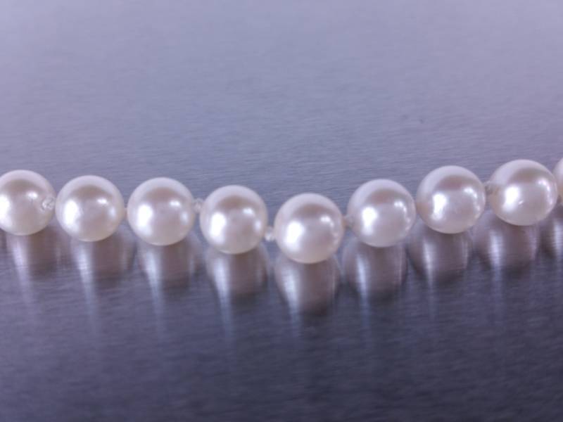 lot 22 image: High End Pearl Necklace in 14k Gold