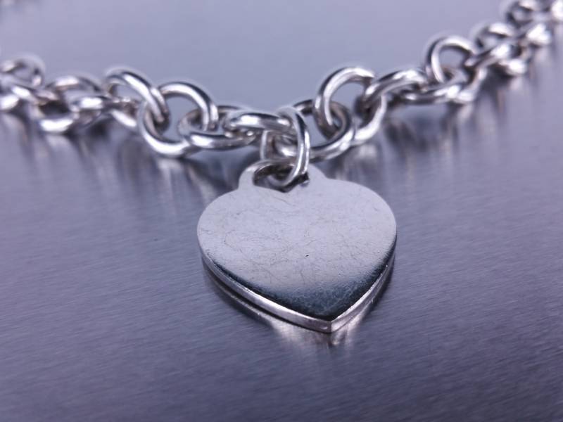 lot 27 image: Ladies 12ct Tiffany & Co. Signed Designer Heart Necklace