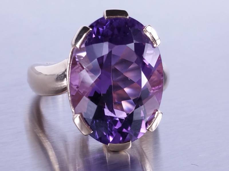 lot 28 image: 12ct Natural Amethyst Estate Ring in Solid Yellow Gold
