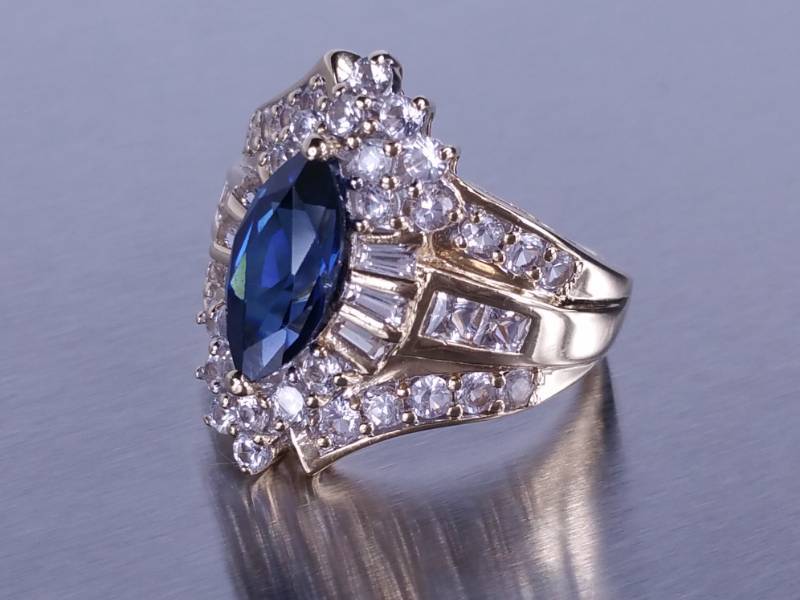 lot 31 image: Ladies 4ct Sapphire Estate Ring in Solid Yellow Gold
