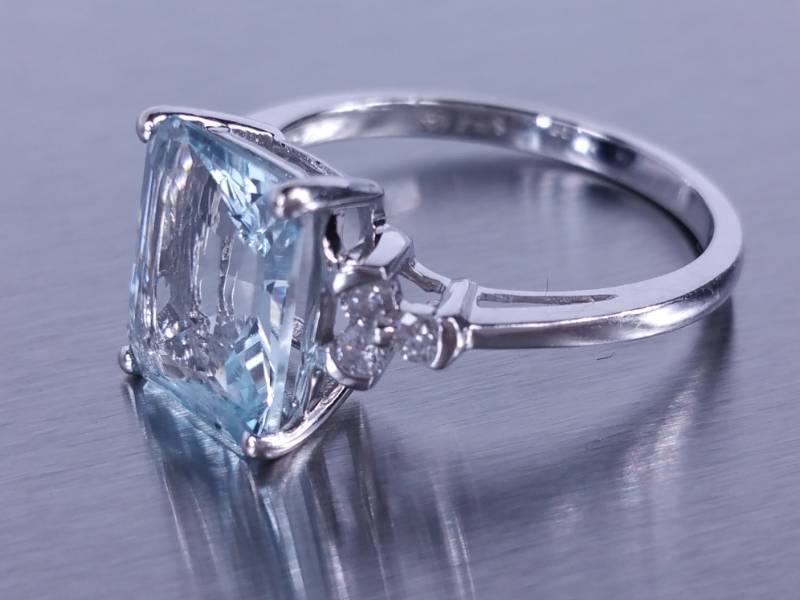 lot 33 image: Fine Natural Aqua & Diamond Estate Ring in 14k Gold