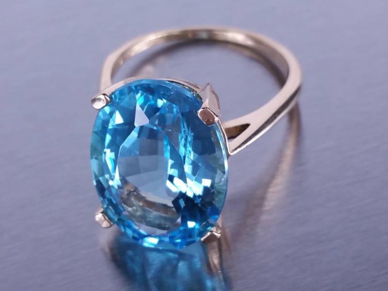 lot 40 image: 12ct Natural Blue Topaz Estate Ring in Solid Yellow Gold