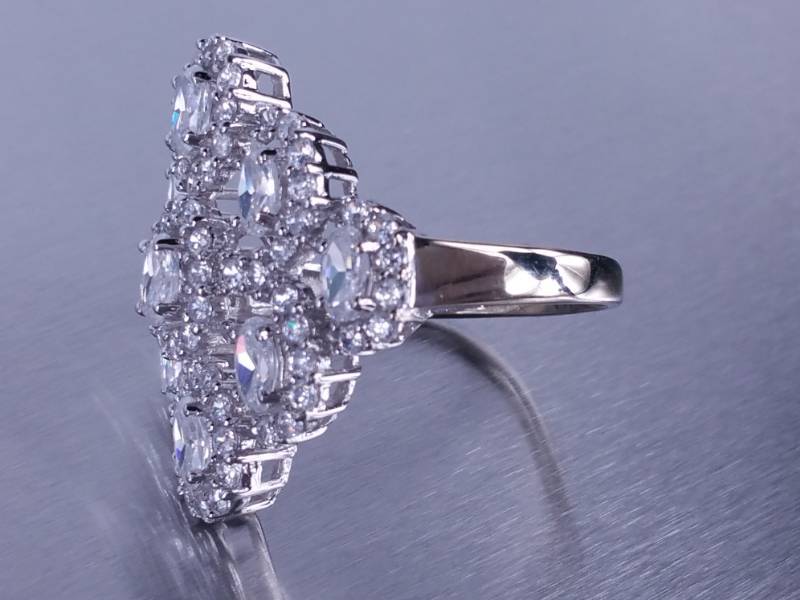 lot 42 image: Beautiful Cocktail Ring in Solid White Gold