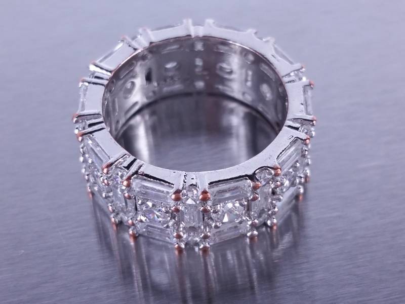 lot 49 image: Beautiful Eternity Ring