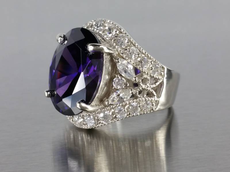 lot 55 image: 12ct Amethyst Dinner Ring
