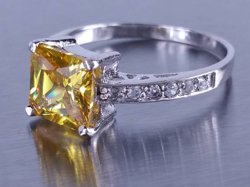 lot 57 image: Yellow Sapphire Estate Ring