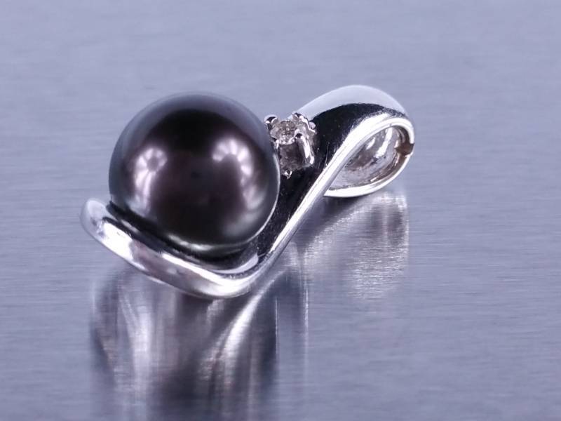 lot 60 image: Tahitian Pearl Pendant in 14k Gold
