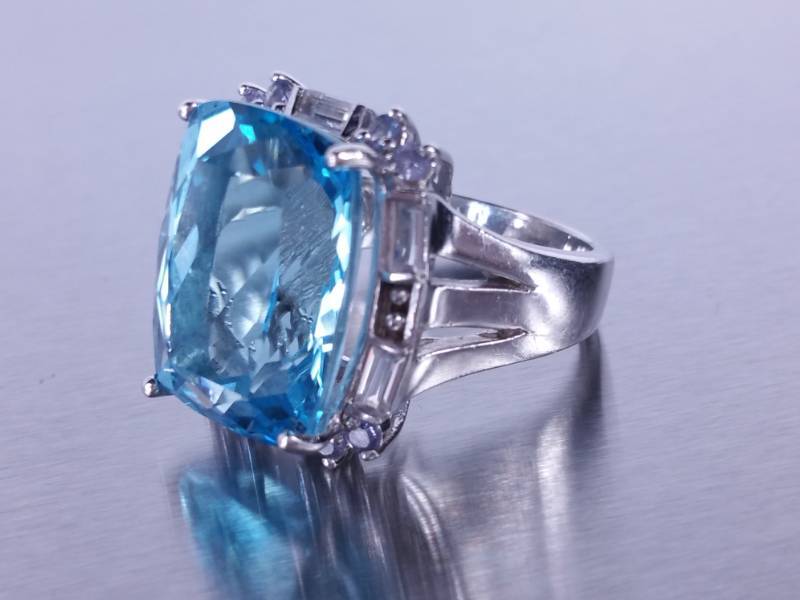 lot 68 image: 16ct Blue Topaz Estate Ring