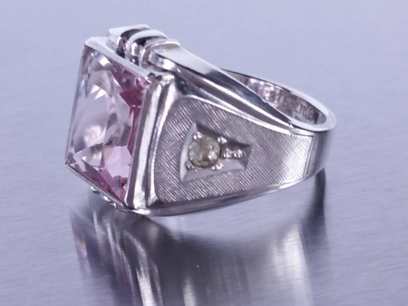 lot 69 image: Mens Handsome Amethyst Ring