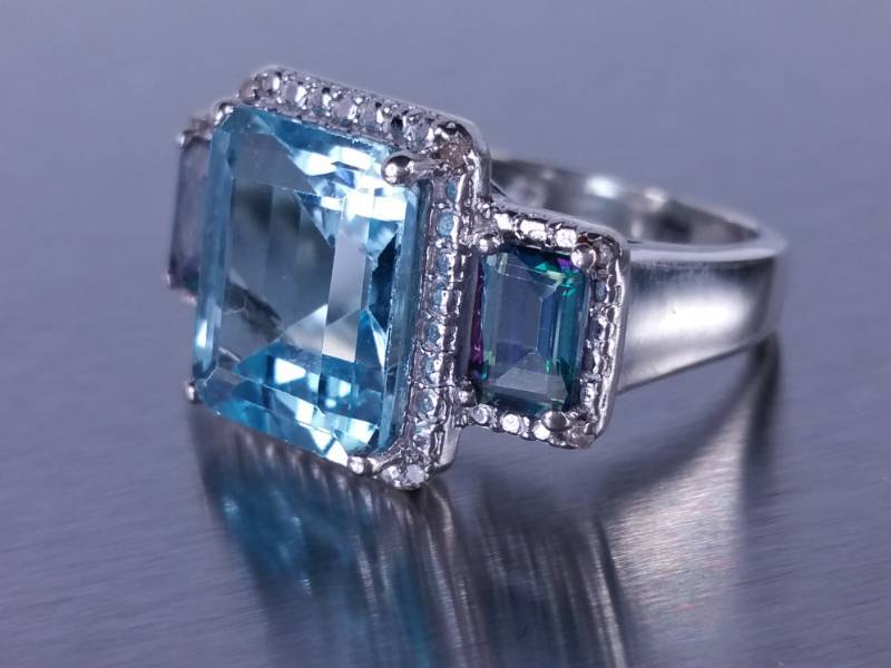 lot 72 image: Ladies Blue Topaz Estate Ring