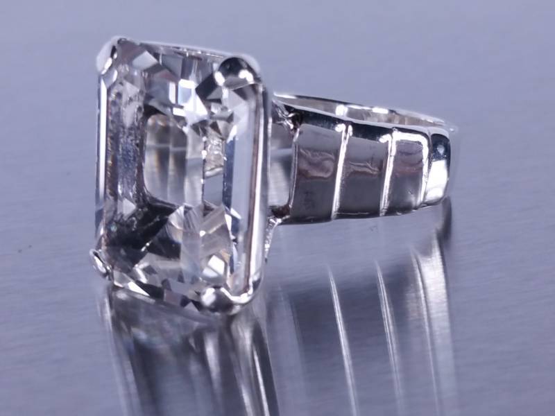 lot 73 image: Lades 12ct White Sapphire Estate Ring
