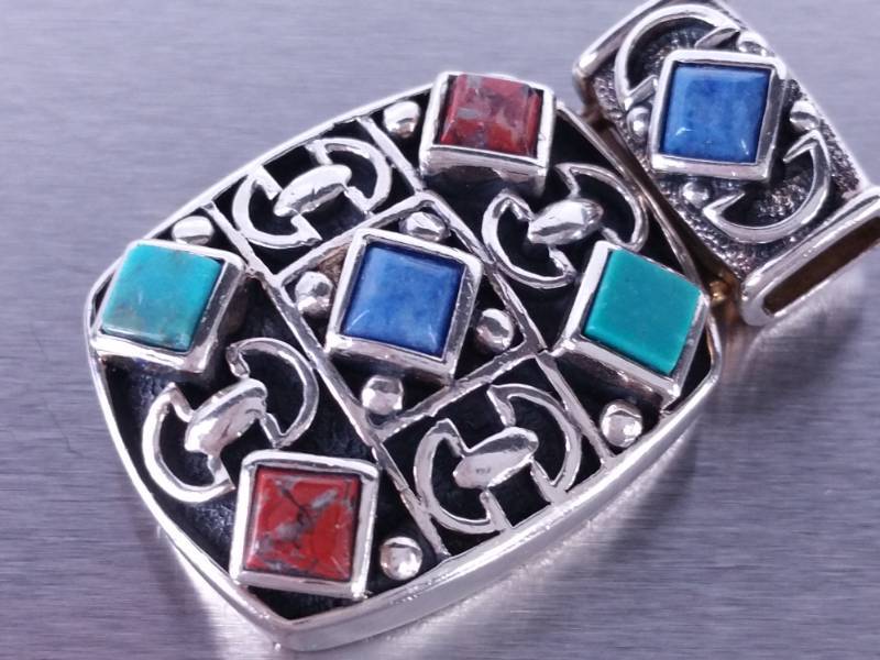 lot 74 image: Ladies Beautiful Pendant