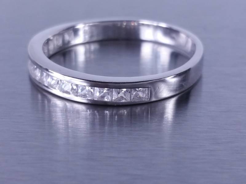 lot 75 image: Ladies Sterling Silver Band