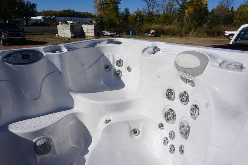 Marquis Hot Tub & Spa With Hydro Kinetic Therapy System