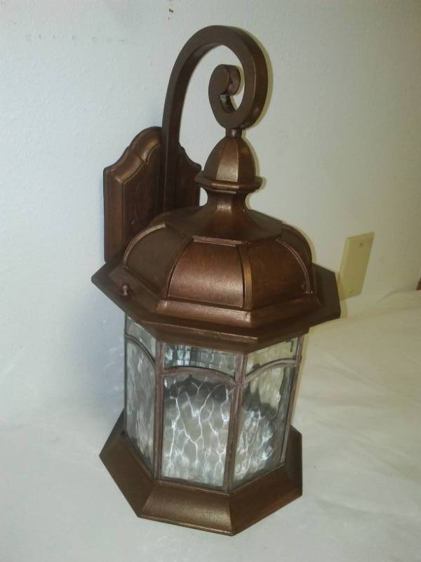 lot 9 image: Copper bronze outside door light lamp.