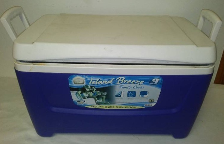 lot 23 image: Igloo Island Breeze 48 quart cooler.
