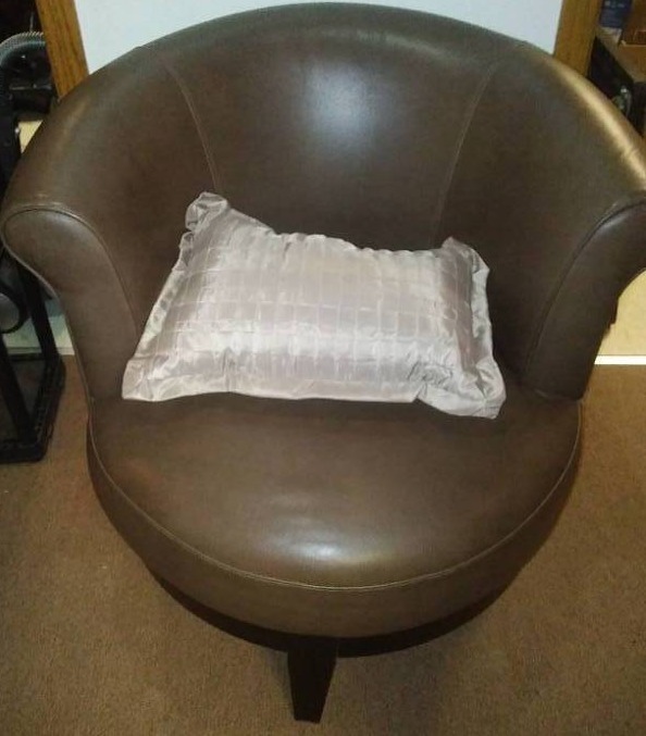 lot 45 image: LIKE NEW -Swivel side chair from Slumberland Furn.
